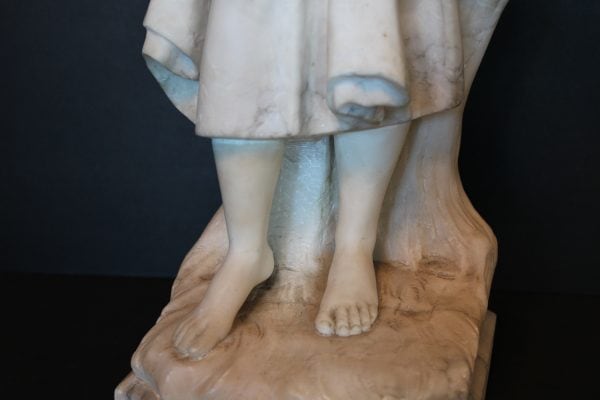 Alebastro akmens jaunos moters skulptūra