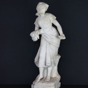 Alebastro akmens jaunos moters skulptūra
