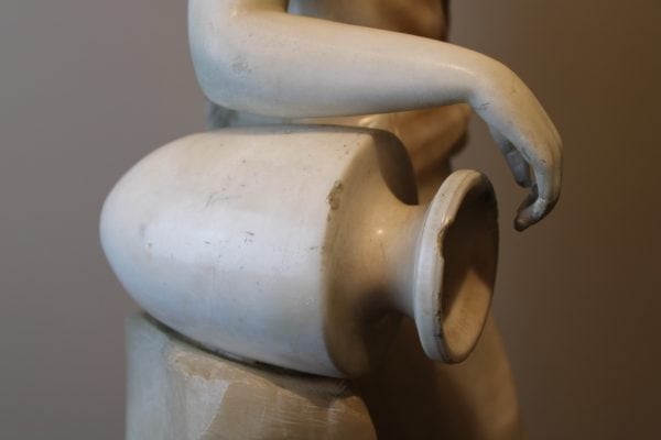 Antikvarinė alebastro skulptūra "Moteris su ąsočiu"