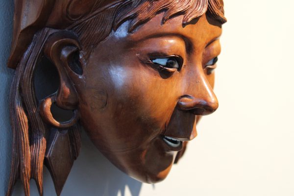 Indoneziškos raudonmedžio veidų skulptūros