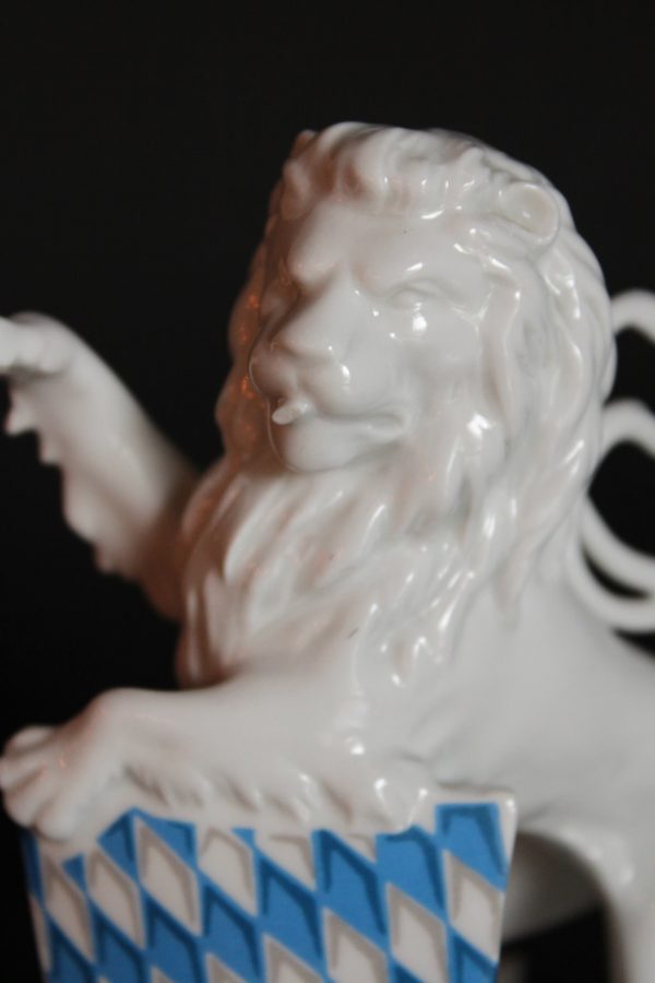 Porcelianinė figūrėlė "Bavarijos liūtas" 20 a. vid.