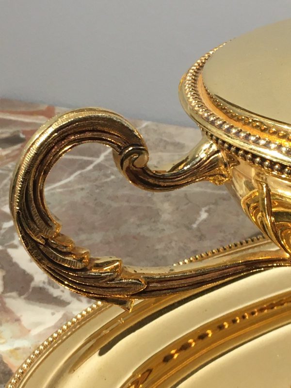 Auksuota klasicistinio stiliaus stalo lėkštė su padėklu