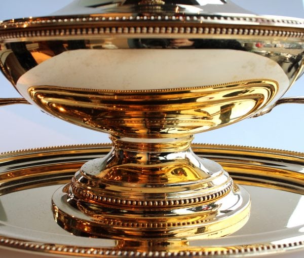 Auksuota klasicistinio stiliaus stalo lėkštė su padėklu