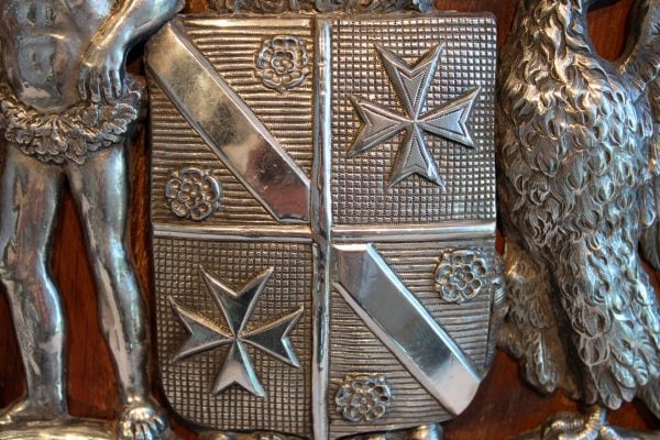 Antikvarinės medinės dekoracijos su emblema 