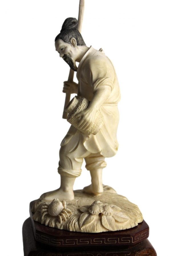 Antikvarinė kaulinė skulptūra "Krabų gaudytojas"