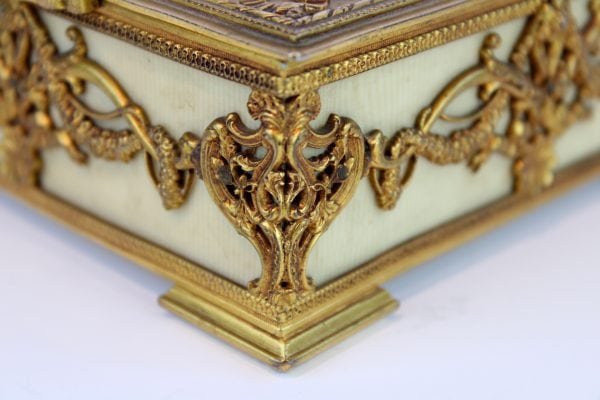 Antikvarinė paauksuota Liudviko XVI stiliaus dėžutė