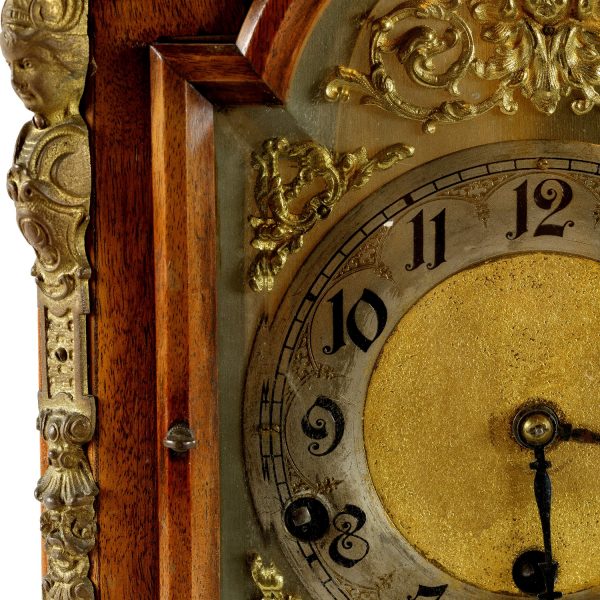 Antikvarinis riešutmedžio laikrodis