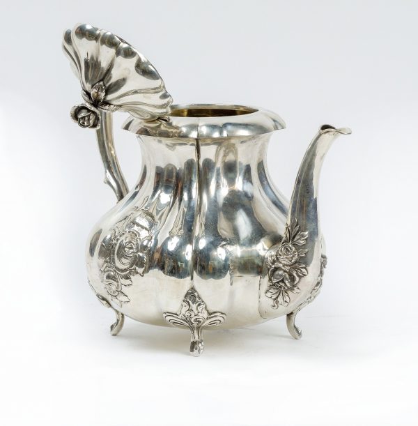 Rococo stiliaus sidabrinis arbatinukas