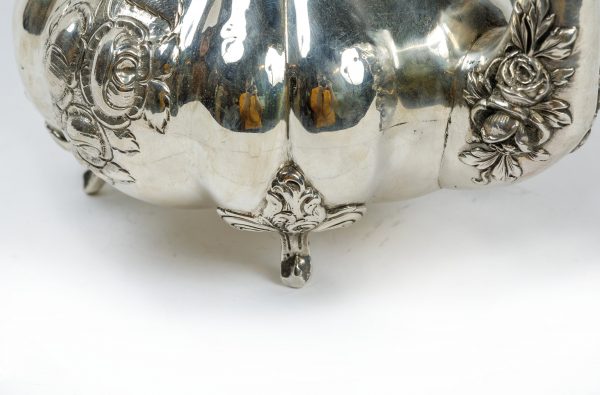 Rococo stiliaus sidabrinis arbatinukas