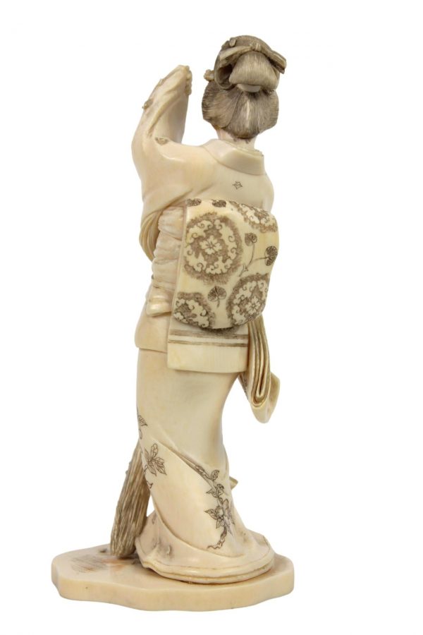 Japoniška dramblio kaulo okimono skulptūra