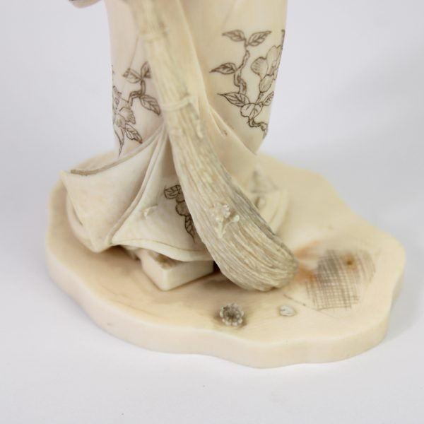 Japoniška dramblio kaulo okimono skulptūra
