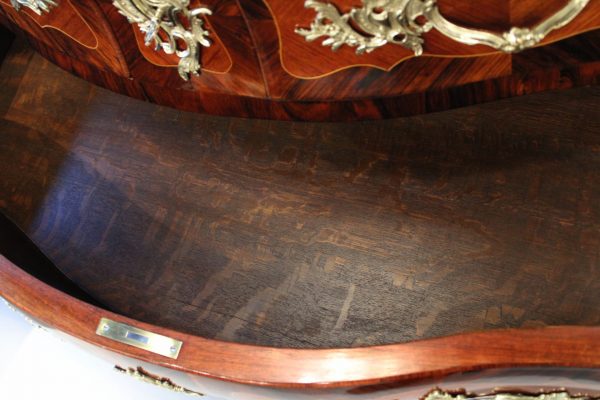 Liudviko XV stiliaus raudonmedžio komoda