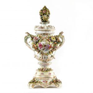 Rokoko stiliaus porcelianinė vaza