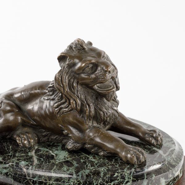 Bronzinė skulptūra "Besilsintis Liūtas"
