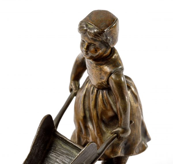Georges Omerth bronzinė skulptūra "Mergaitė su karučiu"