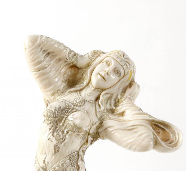 Dramblio kaulo skulptūra "Šokėja"