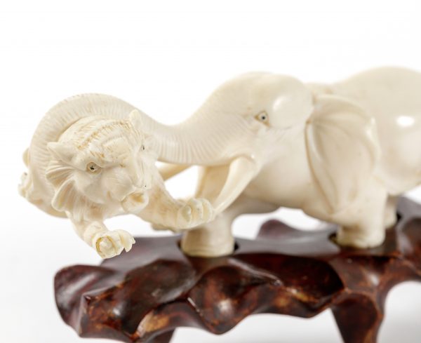 Kiniška dramblio kaulo skulptūra "Kova"