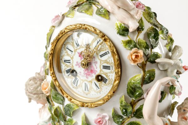 Porcelianinis rokoko stiliaus laikrodis