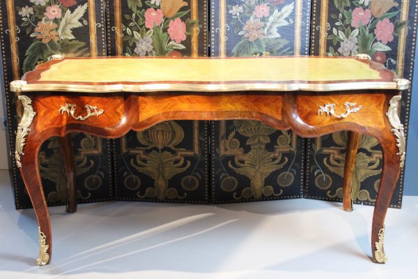 Rokoko stiliaus rašomasis stalas. 20 a. I pusė.