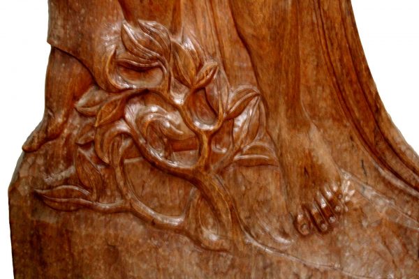 Riešutmedžio skulptūra "Angelas ir Jėzus Kristus"