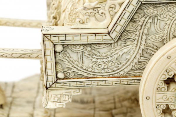 Kiniška dramblio kaulo skulptūra "Elniu kinkyta karieta"