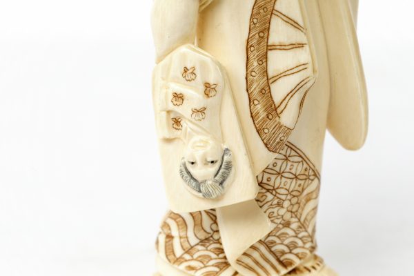 Japoniškos dramblio kaulo skulptūros "Geišos"