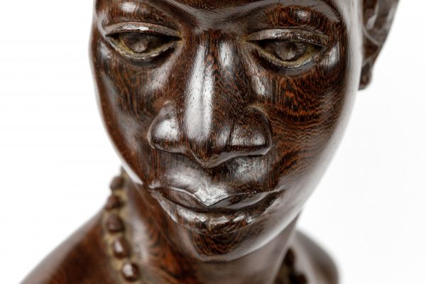 Vengės masyvo afrikietiškų biustų skulptūros