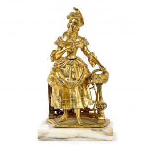 Paauksuota bronzinė skulptūra "Dama su gėlėmis"