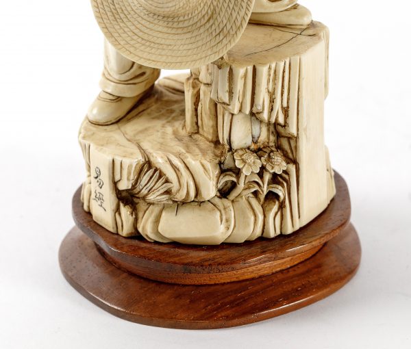Dramblio kaulo skulptūra "Keliautoja"