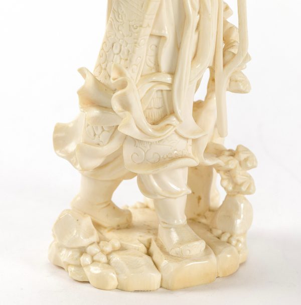 Dramblio kaulo skulptūra " Lankininkė"