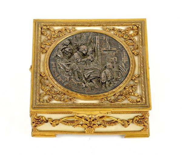 Liudviko XVI - ojo stiliaus paauksuota dramblio kaulo dėžutė. 19 a. pab.
