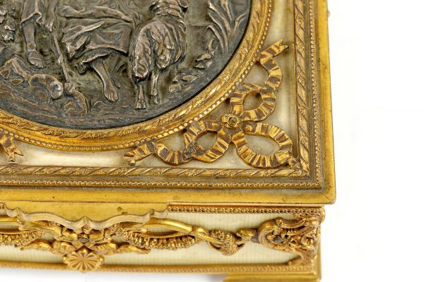 Liudviko XVI - ojo stiliaus paauksuota dramblio kaulo dėžutė. 19 a. pab.
