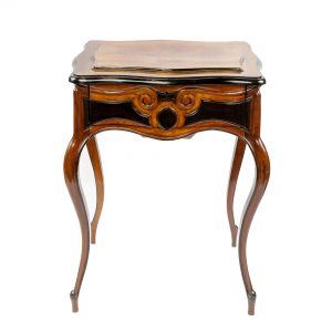 Louis Philippe stiliaus riešutmedžio staliukas. 19 a. II pusė