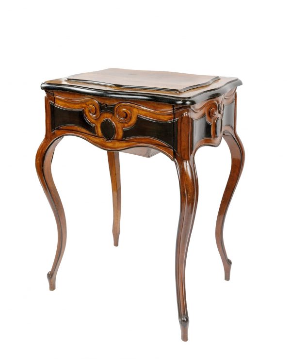 Louis Philippe stiliaus riešutmedžio staliukas. 19 a. II pusė