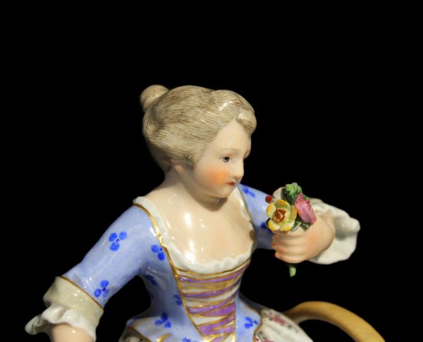 MEISSEN porcelianinė figūrėlė “Mergaitė su pintinėmis”. 19 a. pab.