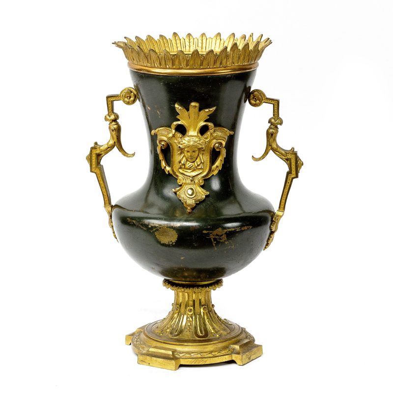 Napoleon III stiliaus bronzinė vaza. 19 a. pab.