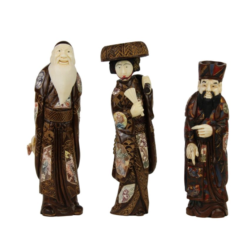Japoniškos raudonmedžio ir kaulo skulptūrėlės